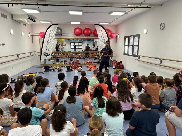 Charla de bomberos a menores dentro de las actividades de la Universidad Popular.