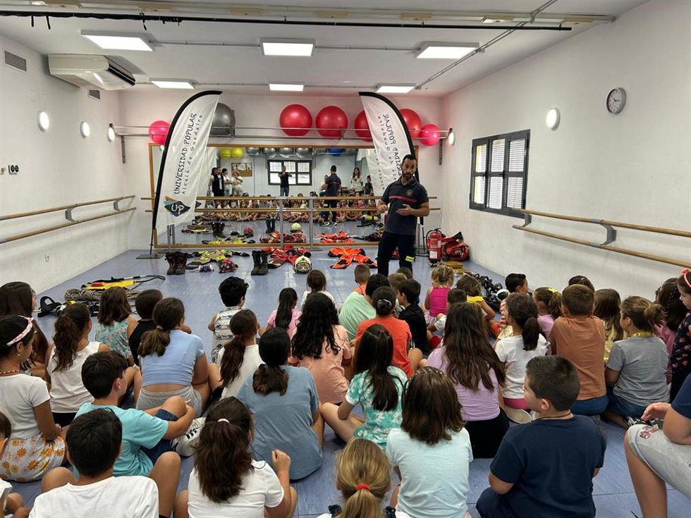 Charla de bomberos a menores dentro de las actividades de la Universidad Popular.