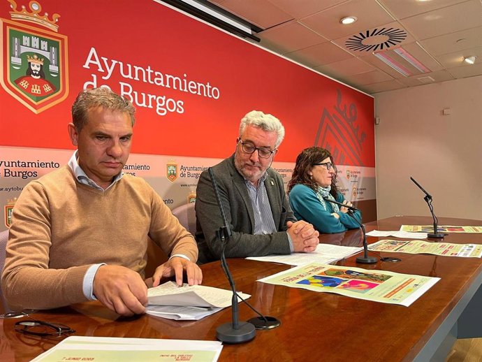 Roberto Lozano, de Fundación Oxígeno, y Marisol López, de Oxfam Intermón, flanquean al concejal de Medioambiente del Ayuntamiento de Burgos, Carlos Niño.