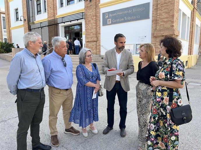 El portavoz municipal del PSOE, Daniel Pérez, junto con ediles socialistas