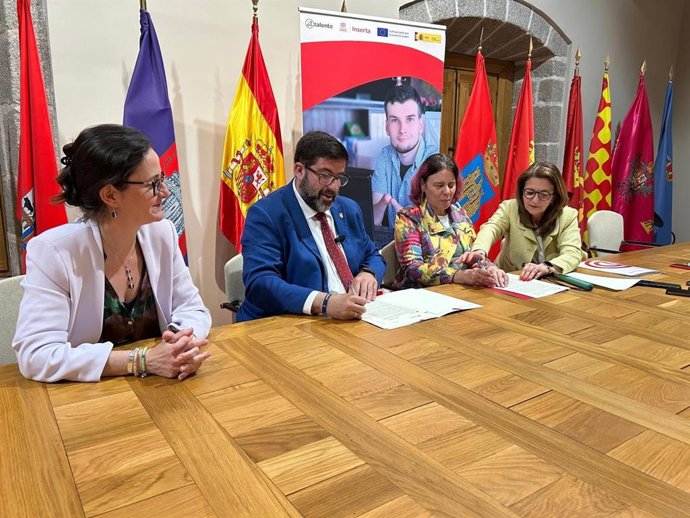 El alcalde de Ávila, Jesús Manuel Sánchez Cabrera, y la secretaria general de Fundación ONCE y vicepresidenta ejecutiva de Inserta Empleo, Virginia Carcedom, firman el convenio de colaboración.