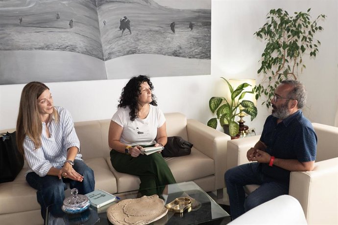 El presidente de la Diputación de Cáceres, Miguel Ángel Morales, la presidenta de la Asociación Extremeña de Mujeres Policías Locales (Asempol), Gema Moretón, y la miembro de su junta directiva Soraya Izquierdo