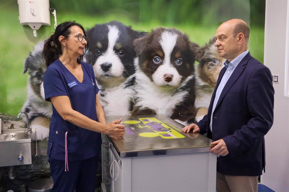 El portavoz adjunto de Vox en las Cortes de Aragón, Santiago Morón, y la directora médica de la Clínica Veterinaria Romareda, Luisa Arauzo.