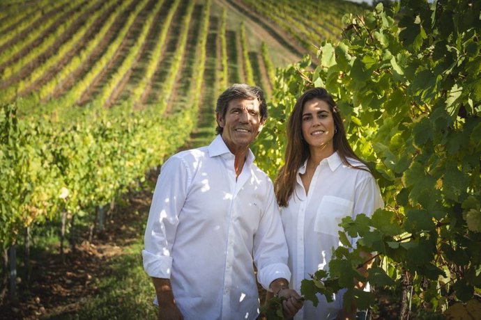 El presidente de las Bodegas, Javier Moro, y la directora general, Patricia Sánchez Moro, en uno de los viñedos de la compañía.