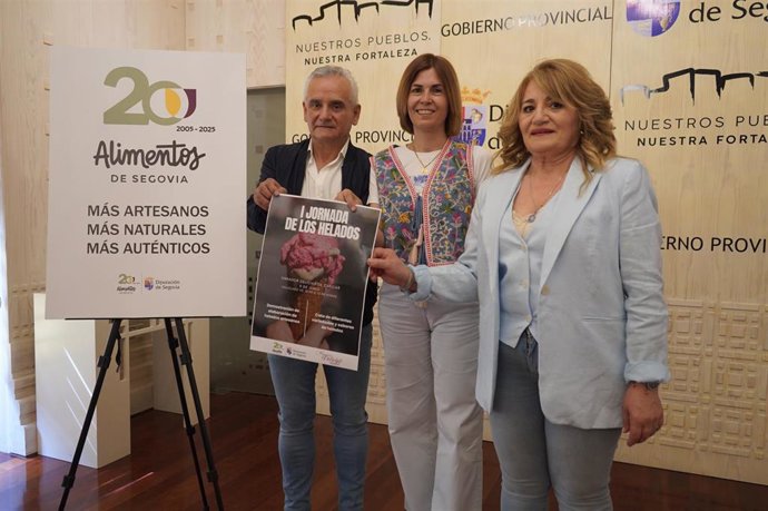 La diputada de Promoción provincial, Magdalena Rodríguez, entre los heladeros Nieves González y Jesús Gómez.