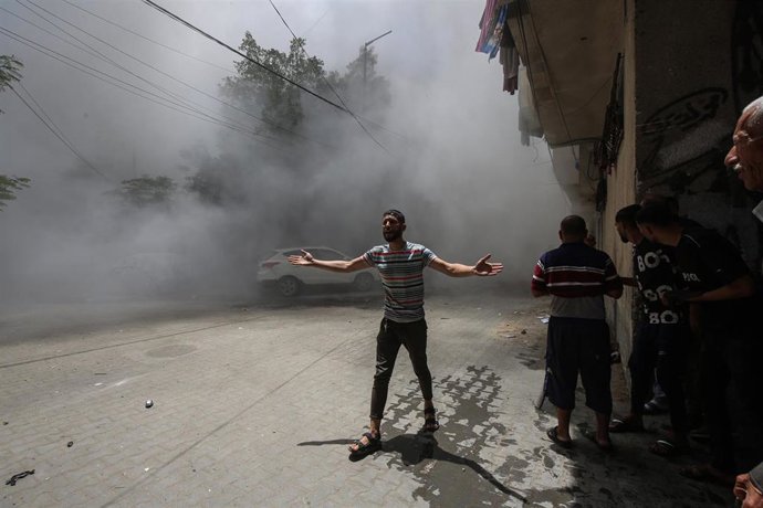 01 June 2025, Palestinian Territories, Gaza City: Smoke billows after an Israeli strike hit a nearby house in Sheikh Radwan neighborhood. Photo: Omar Ashtawy/APA Images via ZUMA Press Wire/dpa