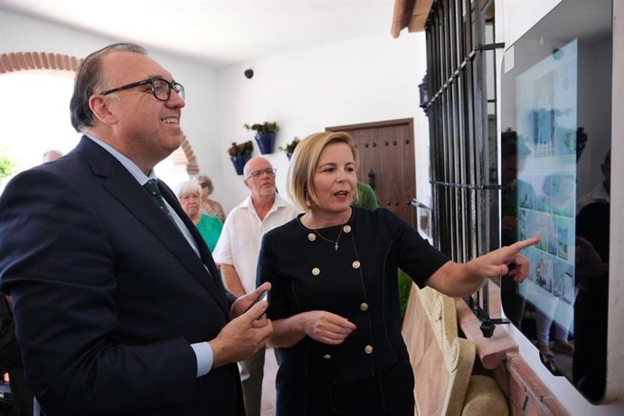 El consejero de Turismo y Andalucía Exterior, Arturo Bernal, y la alcaldesa de Canillas de Albaida, Encarnación Pareja, d urante una visita a la nueva oficina de información turística inaugurada en la localidad para reforzar el turismo de interior.