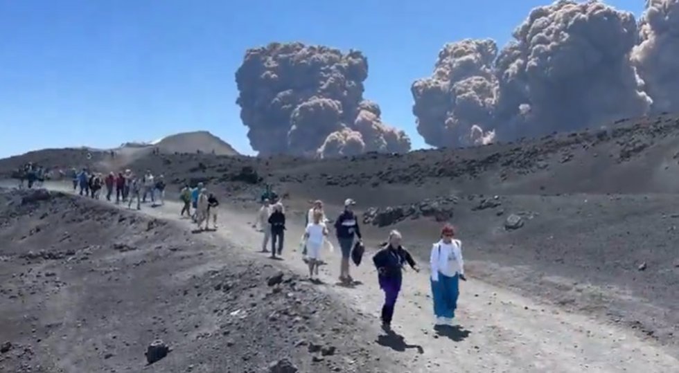 Una violenta erupción en el Etna provoca una columna de humo de más de 5.000 metros de altura
