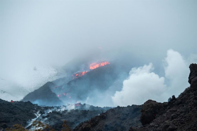 Archivo - Arquivo - 15 de fevereiro de 2025, Catania, Catania, Itália, Sicília: O Etna está dando origem a um novo fluxo de lava que se ramifica em vários ramos em direção ao vale. O fluxo se sobrepõe e se aproxima parcialmente do anterior, nascido após a