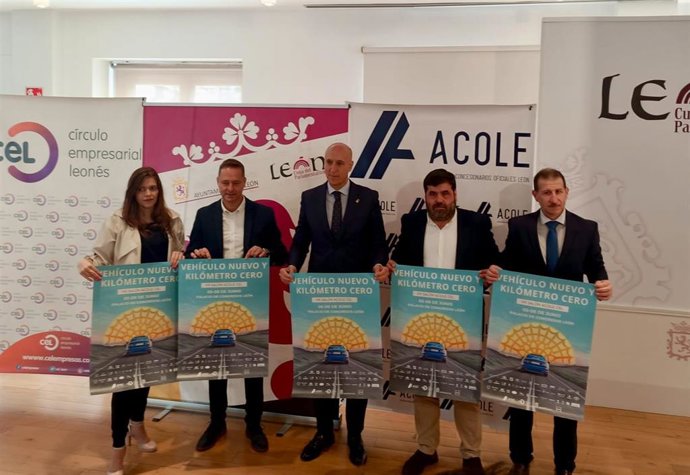 El presidente de la Asociación de Concesionarios Oficiales de León (Acole), Roberto Rodríguez (segundo por la derecha) y el alcalde de León, José Antonio Diez (centro), presentan el VIII Salón del Vehículo Nuevo y Kilómetro 0