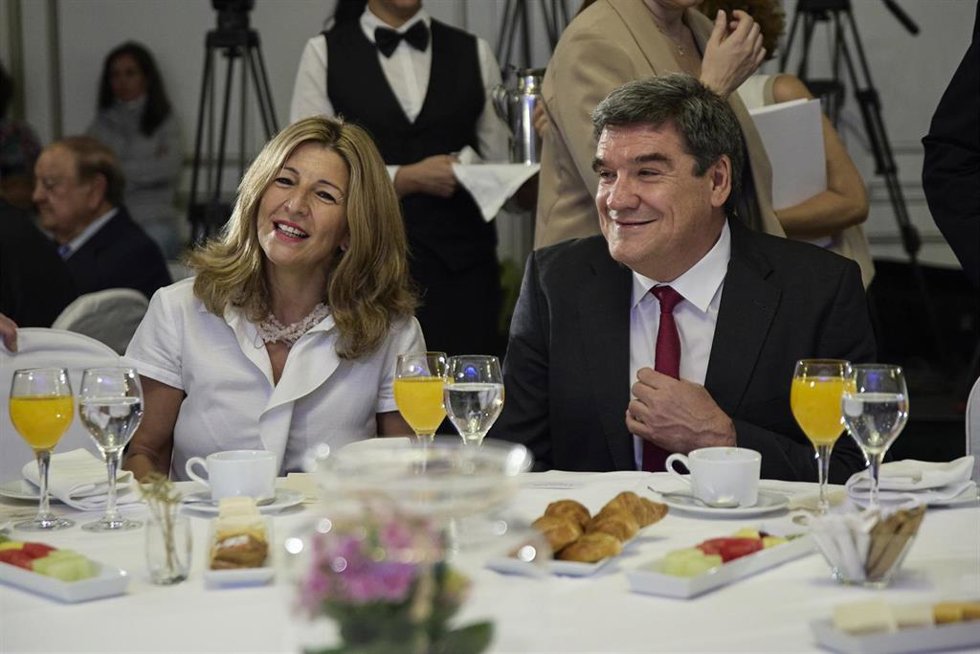 Archivo - El gobernador del Banco de España, José Luis Escrivá, y la vicepresidenta segunda, Yolanda Díaz.