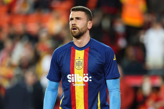 Archivo - Unai Simon of Spain warms up during the UEFA Nations League Quarterfinal Leg Two match between Spain and Netherlands at Mestalla stadium on March 23, 2025 in Valencia, Spain.