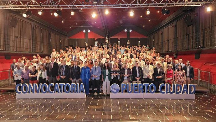 Autoridades y colectivos y asociaciones de Huelva en la Convocatoria Puerto-Ciudad 2025.