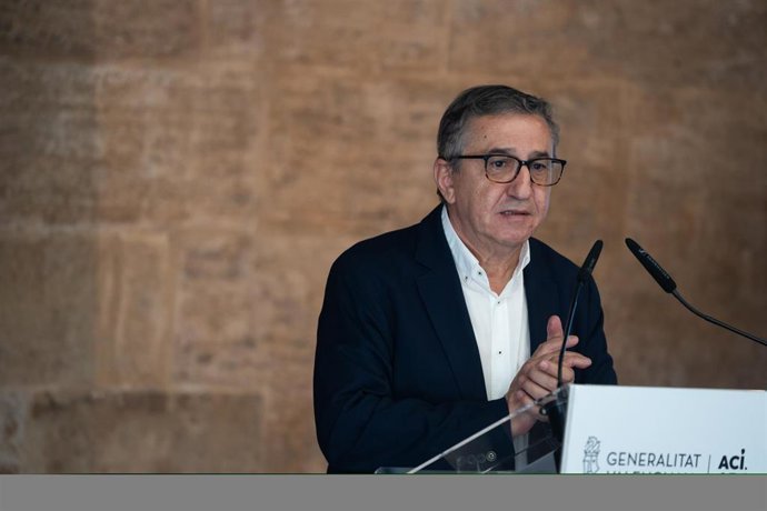 El conseller de Educación de la Generalitat valenciana, José Antonio Rovira, interviene durante la presentación del balance de actuaciones en infraestructuras educativas dañadas por la riada