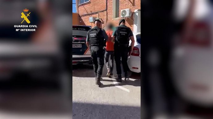 Agentes de la Guardia Civil con uno de los detenidos por robos en Barbate