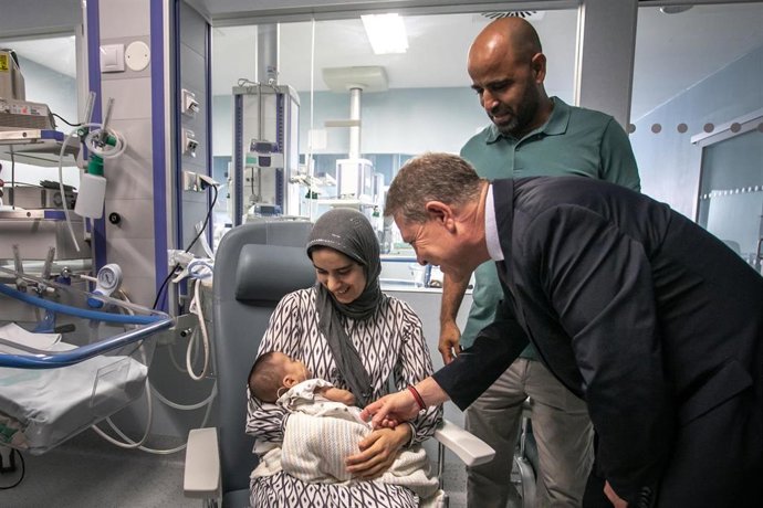 El presidente de Castilla-La Mancha, Emiliano García-Page, visita el Servicio de Atención Temprana Hospitalaria ubicado en el Hospital Universitario de Toledo.