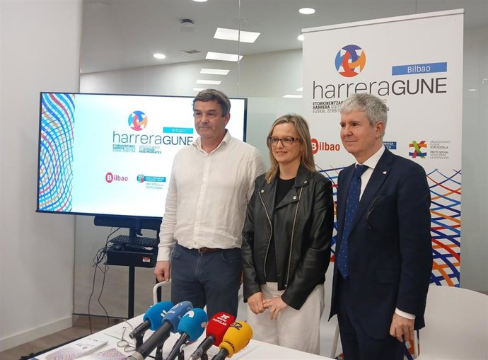 Ignacio Fariña, Beatriz Gorriti e Inigo Zubizarreta en la presentación del balance de Harreragune en Bilbao.