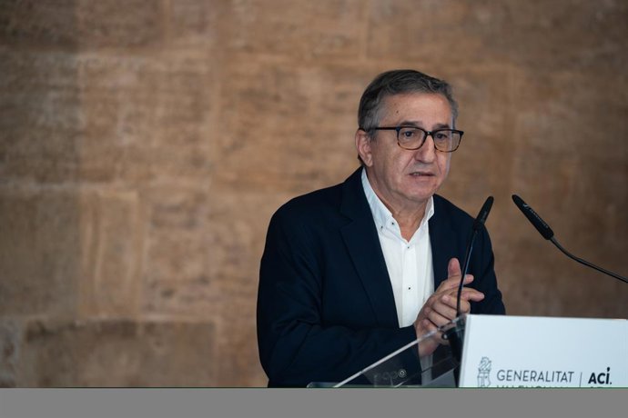 El conseller d'Educació de la Generalitat valenciana, José Antonio Rovira, intervé durant la presentació del balanç d'actuacions en infraestructures educatives danyades per la riuada