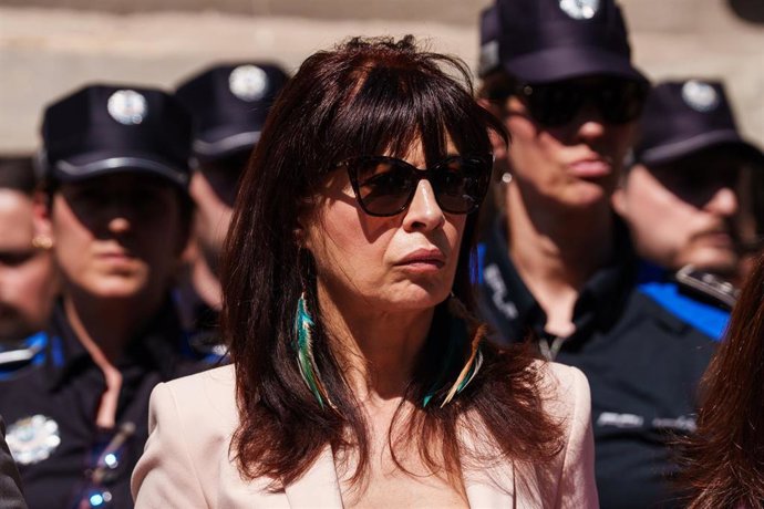 La ministra de igualdad, Ana Redondo, durante el minuto de silencio por la última víctima de violencia de género, en la sede de la Delegación del Gobierno en Madrid, a 28 de mayo de 2025, en Madrid (España). 