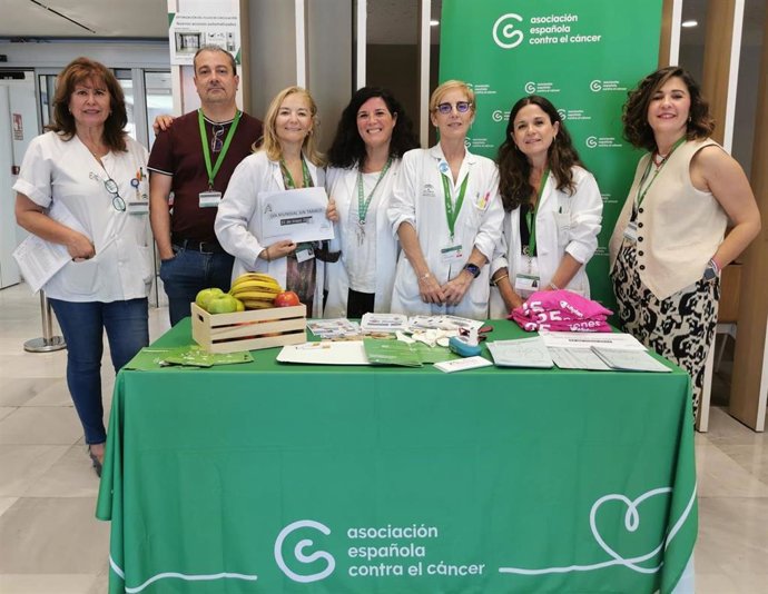 Mesa informativa en el Hospital de Valme para concienciar a la población sobre los riesgos del tabaquismo.