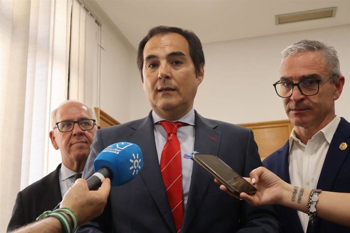 El consejero José Antonio Nieto atiende a los periodistas.