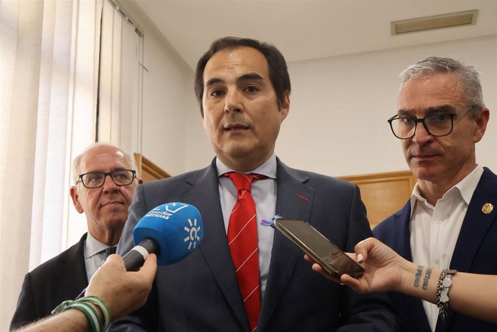 El consejero José Antonio Nieto atiende a los periodistas.
