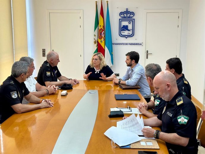 Reunión de la alcaldesa de Fuengirola con madnos de la Policía Nacional y Local