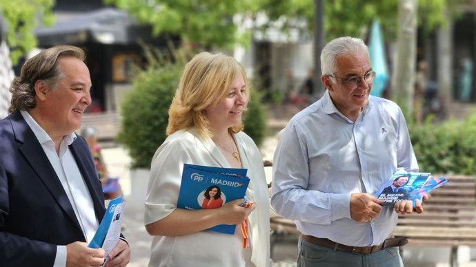 La vicealcaldesa de Madrid, Inma Sanz, y el portavoz del Grupo Popular, Carlos Izquierdo, en una carpa instalada por el PP en la Plaza de Chamberí