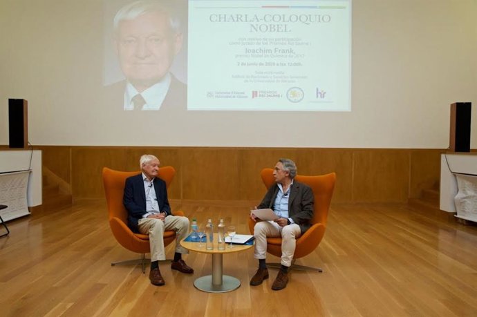 Joachim Frank, Premio Nobel de Química 2017, durante su charla-coloquio en la UA