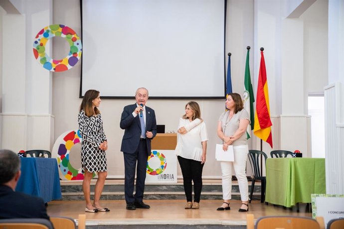 El alcalde de Málaga, Francisco de la Torre, junto a las concejalas delegadas de Sostenibilidad Medioambiental y Educación, Penélope Gómez y María Paz Flores, respectivamente, asiste a la final del concurso escolar 'Exploradores del Pasaporte Verde'.