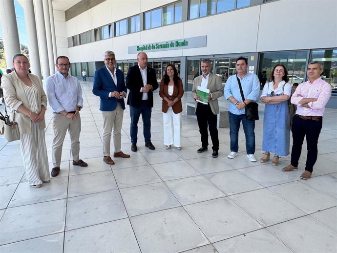 El secretario general del PSOE de Málaga y parlamentario andaluz, Josele Aguilar, junto a alcaldes del PSOE junto al Hospital de Ronda