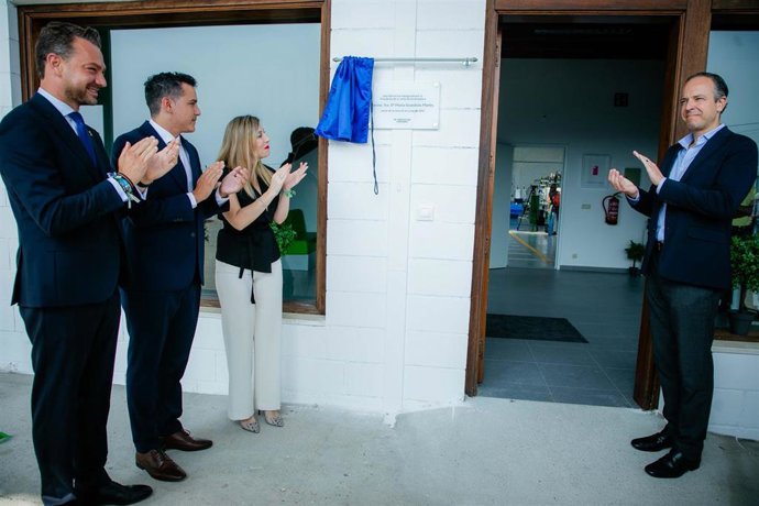 La prsidenta de la Junta de Extremadura, María Guardiola, en la inauguración de la ampliación de la fábrica de 'La Casa de las Carcasas'