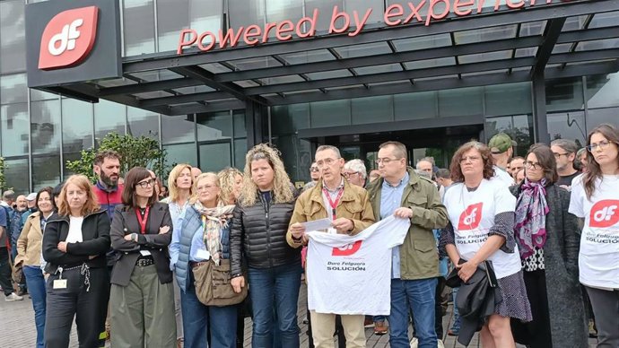 Trabajadores de Duro Felguera se concentran a la entrada de la sede de la empresa en Gijón