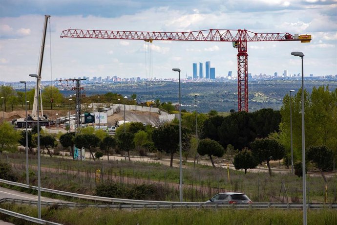 Archivo - Una grúa en la M-607, a 22 de abril de 2025, en Madrid (España).