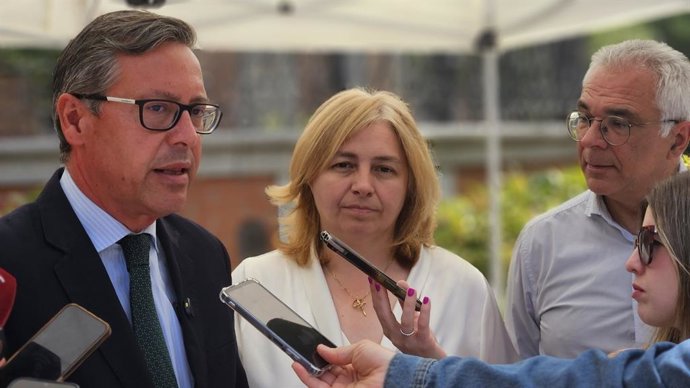 El secretario general del PP madrileño, Alfonso Serrano, junto a la vicealcaldesa, Inma Sanz, en la Plaza de Chamberí