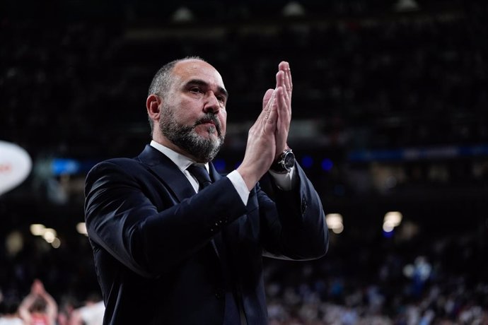 Archivo - Chus Mateo, head coach of Real Madrid, gestures during the 2024/2025 Turkish Airlines EuroLeague, Play Offs match 4 between Real Madrid and Olympiacos Piraeus Movistar Arena on May 1, 2025, in Madrid, Spain.