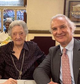 Pepita Bernat, de 105 años, con el doctor Manuel de la Peña.