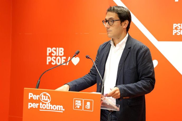 Archivo -      El portavoz del PSIB en el Parlament y secretario general de la Agrupación Socialista de Palma (ASP), Iago Negueruela, 