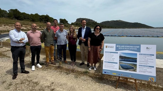 El conseller de Empresa, Empleo y Energía, Alejandro Sáenz de San Pedro, y el de Agricultura, Pesca y Medio Natural, Joan Simonet, visitan la instalación solar flotante de Capdepera.   