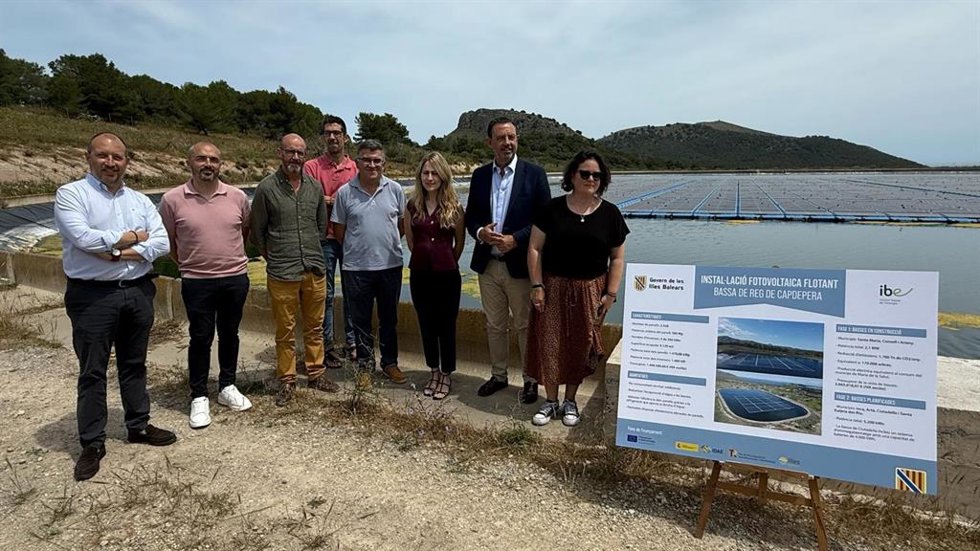 El conseller de Empresa, Empleo y Energía, Alejandro Sáenz de San Pedro, y el de Agricultura, Pesca y Medio Natural, Joan Simonet, visitan la instalación solar flotante de Capdepera.   