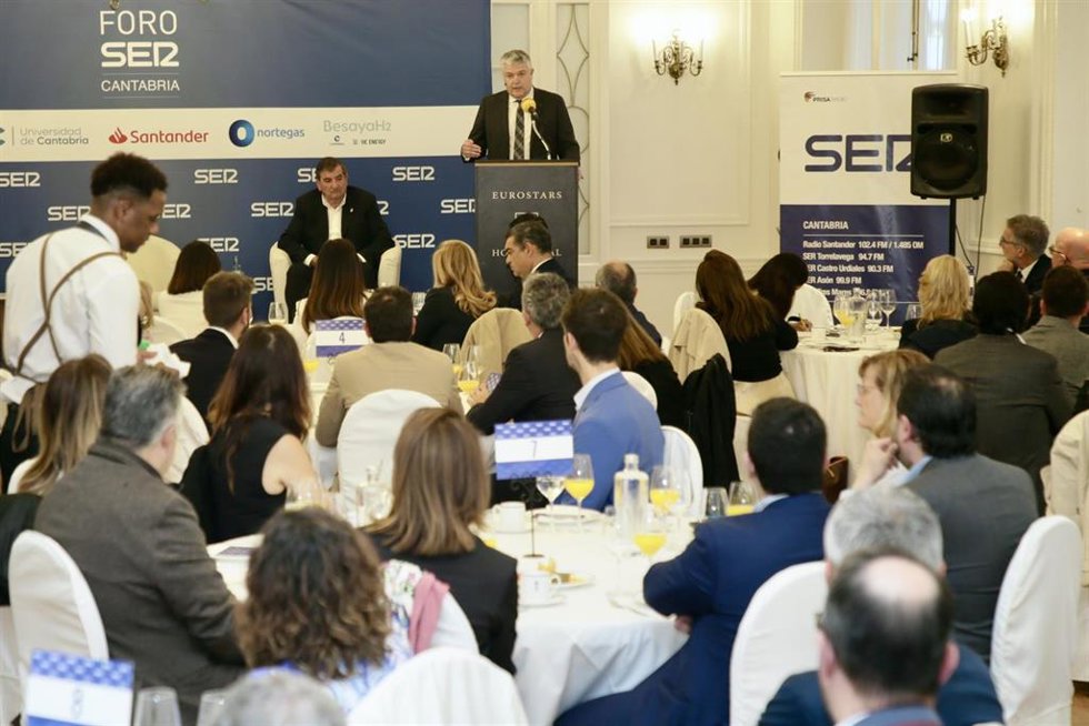 El consejero de Economía, Hacienda, Financiación Autonómica y Fondos Europeos, Luis Ángel Agüeros, en el Foro de la Cadena SER