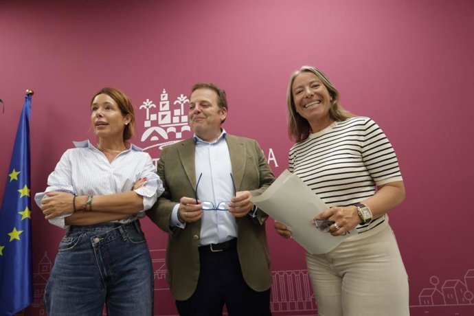 Julián Urbano (centro), entre Marian Aguilar e Isabel Albás, en la presentación del balance de la Feria de Córdoba 2025.