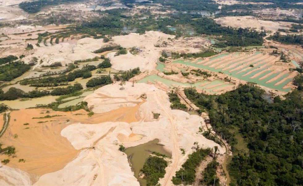 La minería de oro en la selva amazónica peruana deja la tierra caliente, seca y sin vegetación.