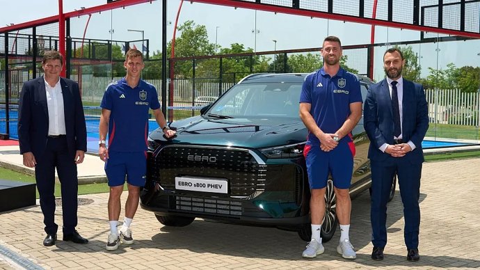 De izda a dcha: Pedro Calef, Dani Olmo, Unai Simón y Manuel Lalinde junto a un vehículo de Ebro