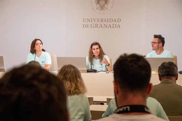 La delegada del Rector para la Salud, Virginia Aparicio, en el centro, flanqueada por los vicerrectores de Extensión Universitaria, Marga Sánchez Romero, y para los Campus de Ceuta y Melilla, Planificación Estratégica y Comunicación, Salvador del Barrio