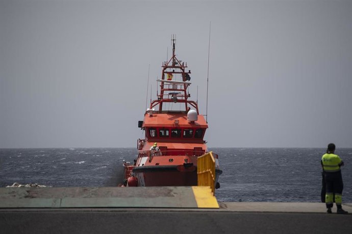 Archivo - Salvamento Marítimo rescata un nuevo cayuco con 51 migrantes procedentes de Senegal, en el puerto de La Restinga, a 26 de agosto de 2024, en El Hierro, Canarias (España). 