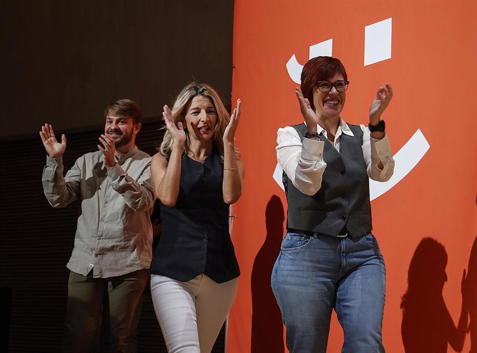 Archivo - (I-D) El diputado de Compromís, Alberto Ibñez, la líder de Sumar y vicepresidenta segunda y ministra de Trabajo y Economía Social, Yolanda Díaz, y la portavoz de Compromís en el Congreso, gueda Micó, durante un acto de Compromís-Sumar