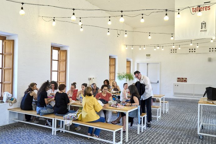 El encuentro ‘Tejiendo Futuro’ reúne a más de 200 personas en El Hospital Centro Vivo de Badajoz en torno a la moda sostenible.