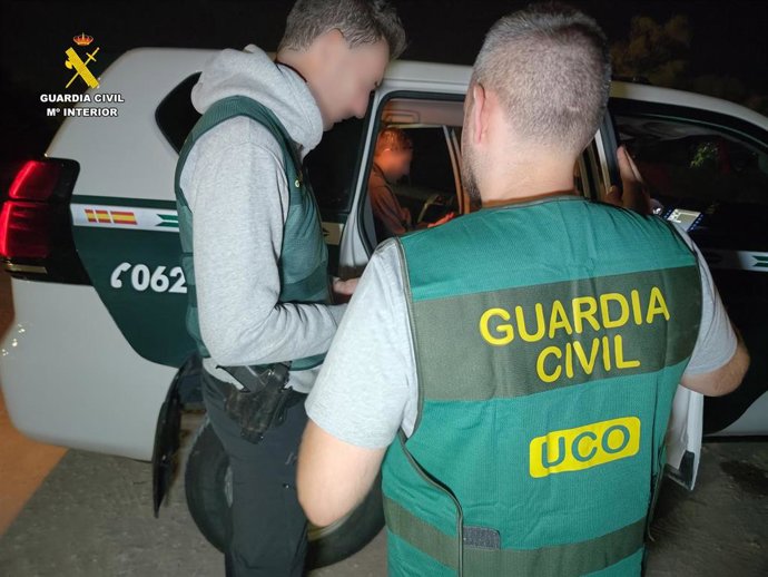 Archivo - Dos agentes de la UCO de la Guardia Civil en una intervención policial 