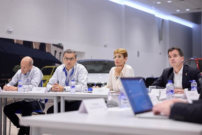 Archivo - La presidenta del Gobierno de Navarra, María Chivite,, el presidente de Volkswagen Navarra (i), Michael Hobusch y el consejero de Industria y de Transición Ecológica y Digital Empresarial del Gobierno foral, Mikel Irujo, en una reunión en Landab